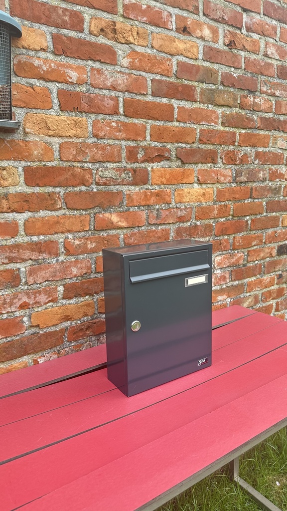 TOONZAALMODEL: MAX KNOBLOCH BRIEVENBUS