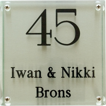 GEPERSONALISEERD NAAMBORD IN GLASLOOK